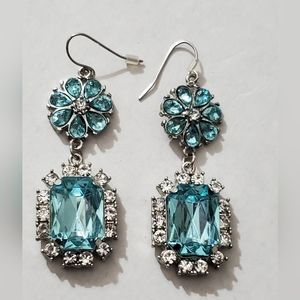 Ice blue Winter earrings emerald cut snowflake flower Rhinestones Vtg sparkly